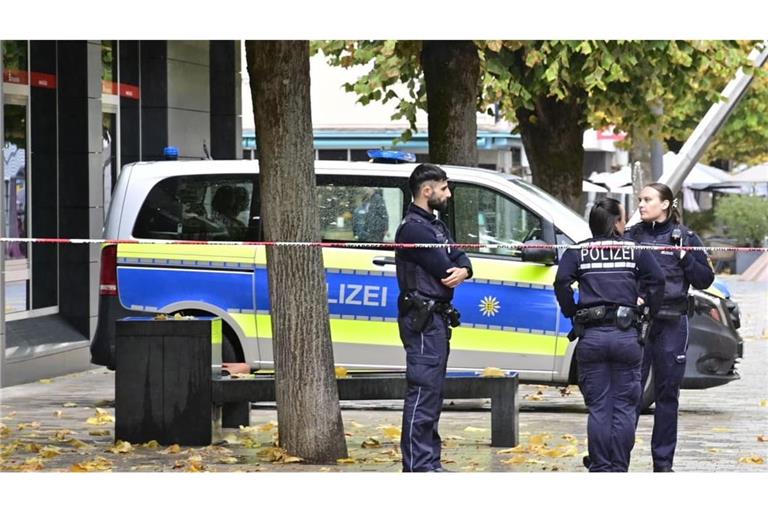 Ein 27-jähriger Mann wird am Donnerstagmittag in der Tuttlinger Innenstadt von EInsatzkräften der Polizei erschossen, nachdem dieser mit einer Waffe im Rathaus erschienen war. Die Ermittlungen zu dem tödlichen Vorfall laufen auf Hochtouren.