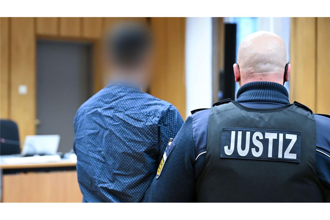 Ein 31-Jähriger soll vor allem in Baden-Württemberg und Nordrhein-Westfalen theoretische Führerscheinprüfungen für Fahrschüler absolviert haben und dafür 12.000 Euro erhalten haben.