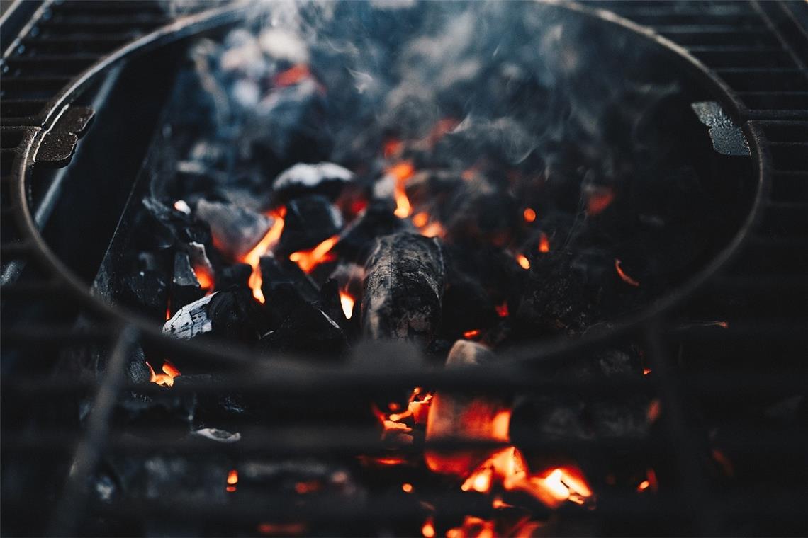 Unfall beim Grillen: Mann durch Stichflamme verletzt Ein 32-Jähriger hatte Benzin in einen brennenden Holzkohlegrill geschüttet. Symbolfoto: Bence Balla-Schottner/Pixabay