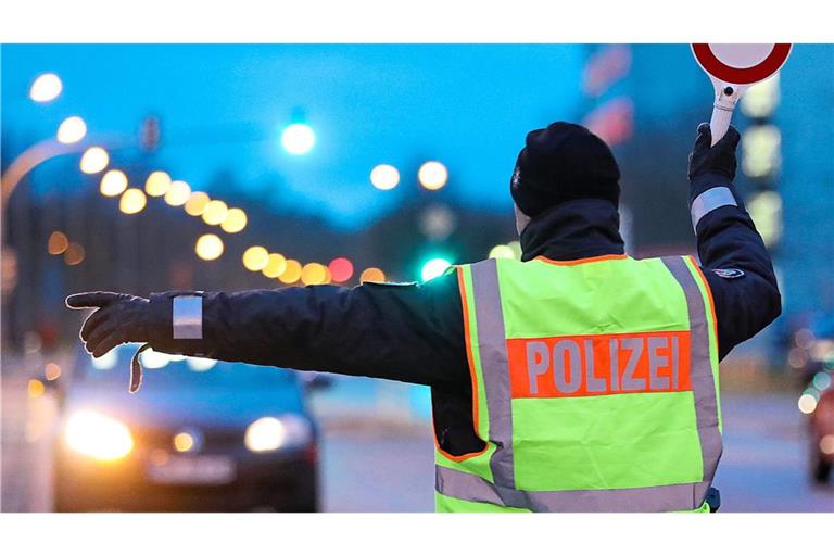 Ein 32-Jähriger wollte in Mannheim in eine Verkehrskontrolle beim Urincheck tricksen – die Polizei durchschaute den Trick (Symbolfoto).