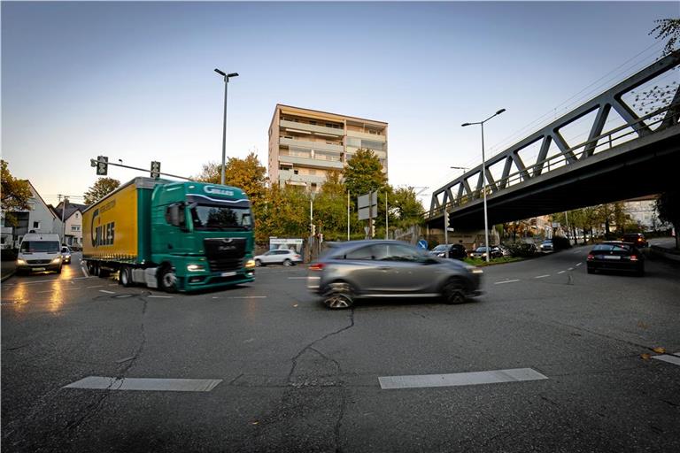 Ein 40-Tonner biegt aus der Eugen-Adolff-Straße in die Blumenstraße. Archivbild: Alexander Becher