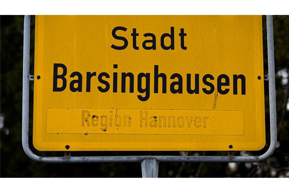 Ein 49 Jahre alter Mann soll eine 38-Jährige in Barsinghausen bei Hannover tödlich und die gemeinsame 13-jährige Tochter lebensgefährlich verletzt haben.