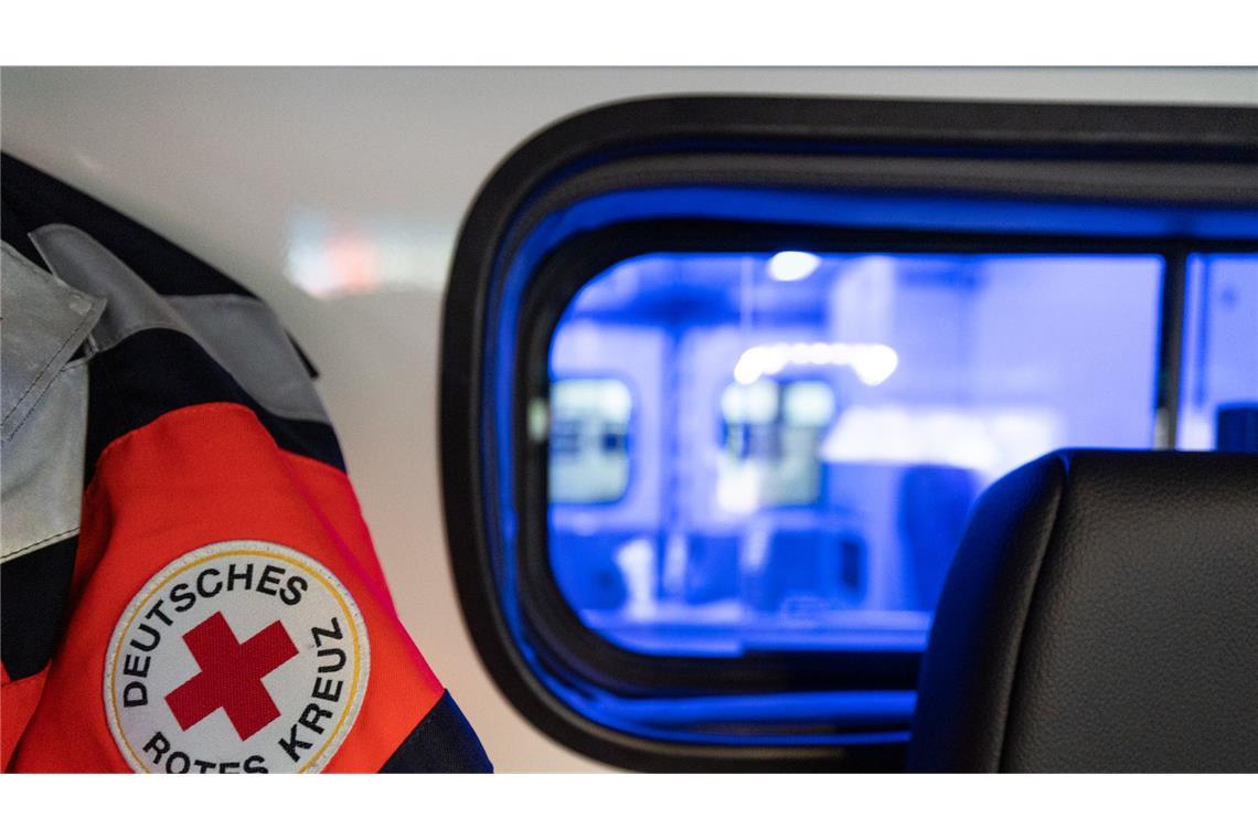 Ein 50-Jähriger ist schwer verletzt auf einem Parkplatz in Gaildorf  entdeckt worden (Symbolfoto).