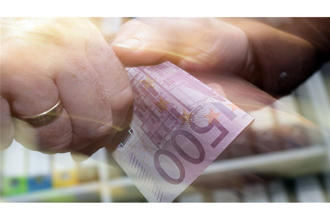 Ein 500-Euro-Schein wechselt den Besitzer (Illustration)