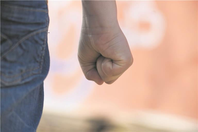 Ein 55-jähriger Hotelfachmann aus dem Schwäbisch-Fränkischen Wald  muss sich vor Gericht verantworten, Unter anderem soll er einen Mitbewohner des Heims, in dem er lebt, mit Faustschlägen traktiert haben. Foto: Imago