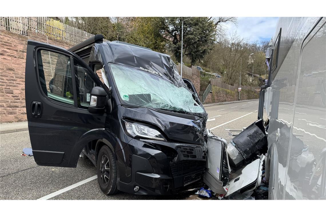 Ein 59-jähriger Fahrer war am Mittag vermutlich infolge einer medizinischen Ursache auf die Gegenfahrbahn geraten.