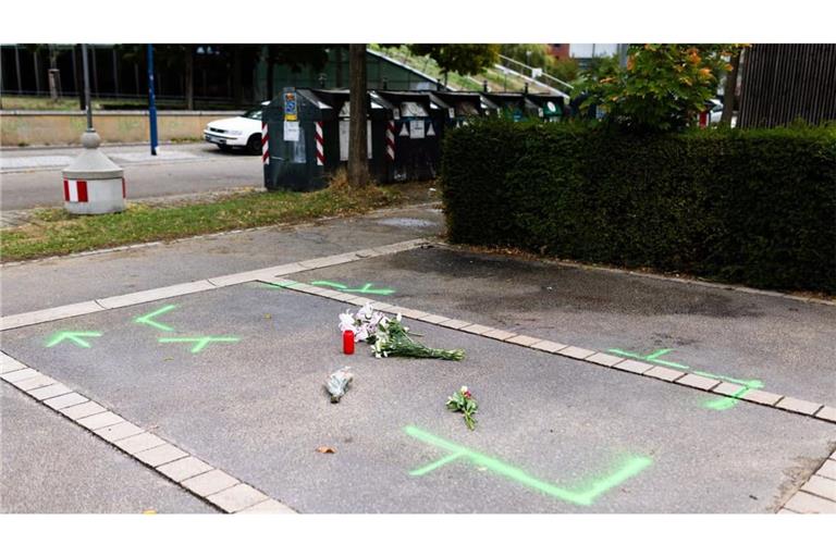 Ein 74 Jahre alter Mann ist nach einem Messerangriff in Freiburg gestorben. Der mutmaßliche Täter sei festgenommen worden, sagte ein Polizeisprecher. Bereits am Sonntag war es in Freiburg zu einem Messerangriff auf einen 29 Jahre alten Mann gekommen.