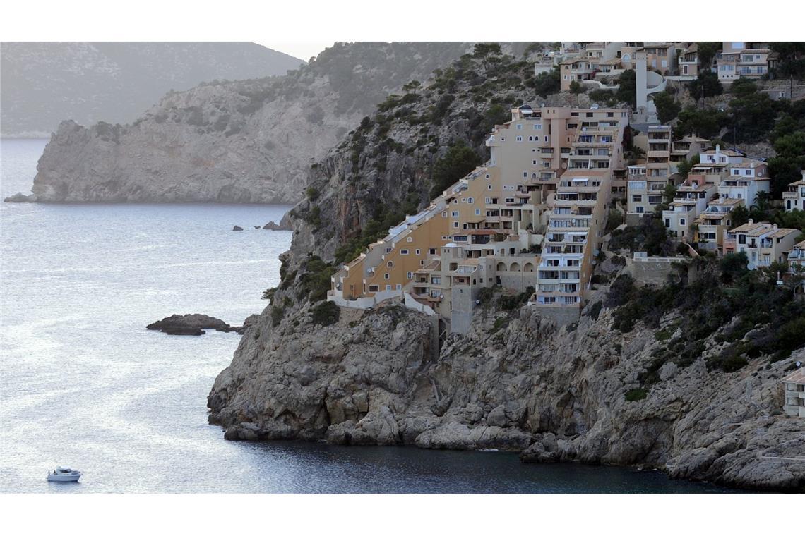 Ein 79-jähriger Deutscher hat in Port d'Andratx auf Mallorca wochenlang tot in seiner Mietwohnung in einer Apartmentanlage am Meer gelegen. (Archivbild)