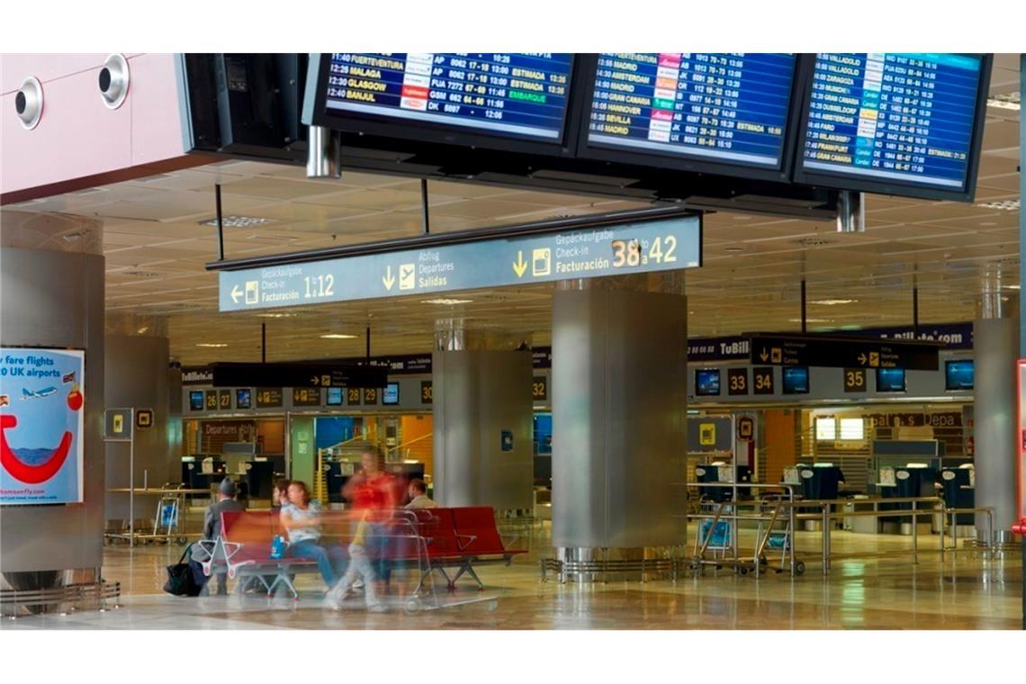 Ein 80-jähriger Tourist wollte mit seiner im Rollstuhl sitzenden Frau von Teneriffa in die Heimat fliegen. Aber in der Sicherheitskontrolle war Schluss: Die Frau war tot. (Symbolbild)