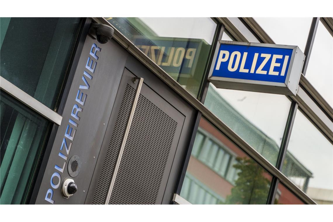 Falsche Polizisten rauben Senior Gold in Millionenhöhe Ein 84-Jähriger aus Bruchsal hat durch einen Raub auf offener Straße Goldbarren und Münzen in Millionenwert verloren. (Symbolbild)
