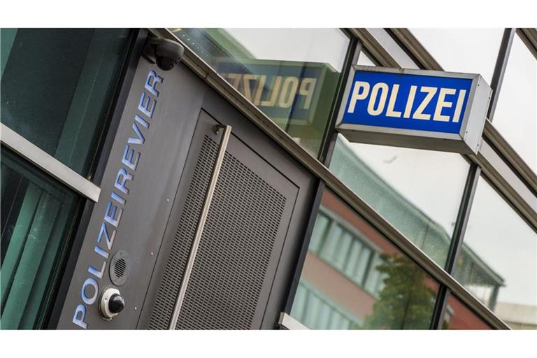 Ein 84-Jähriger aus Bruchsal hat durch einen Raub auf offener Straße Goldbarren und Münzen in Millionenwert verloren. (Symbolbild)
