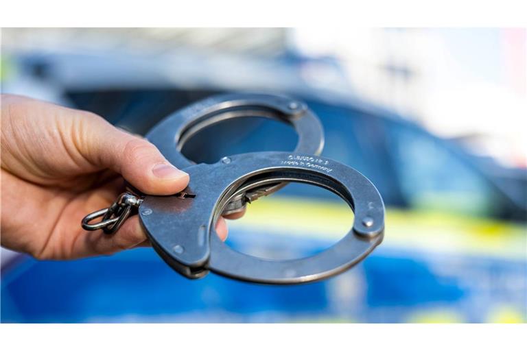 Ein 84-Jähriger soll sich in den vergangenen Jahren massenweise an Kindern vergangen haben. (Symbolbild)