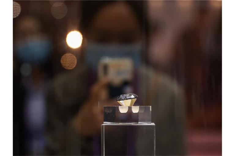 Ein 88-karätiger schwarzer Diamant mit 57 Facetten. 2020 war für die Diamantenindustrie kein gutes Jahr. Foto: Ding Ting/XinHua/dpa