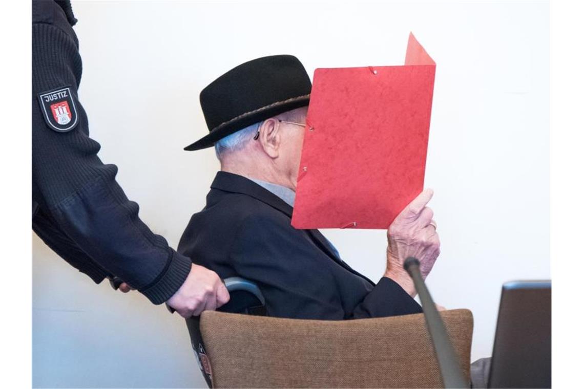 Ein 93 Jahre alter ehemaliger SS-Wachmann des Konzentrationslagers Stutthof wird in den Gerichtssaal geschoben. Foto: Daniel Bockwoldt/dpa Pool/dpa