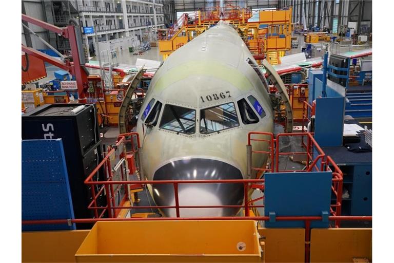 Ein A321-Jet in der Montagehalle im Airbus-Werk in Hamburg-Finkenwerder. Foto: Marcus Brandt/dpa
