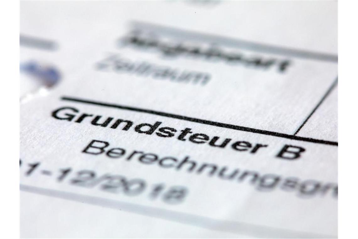 Ein Abgabenbescheid für die Entrichtung der Grundsteuer. Foto: Jens Büttner