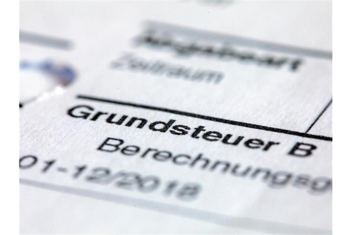 Hotline für Umstellung der Grundsteuer gefordert Ein Abgabenbescheid für die Entrichtung der Grundsteuer liegt auf einem Schreibtisch. Foto: Jens Büttner/zb/dpa/Illustration