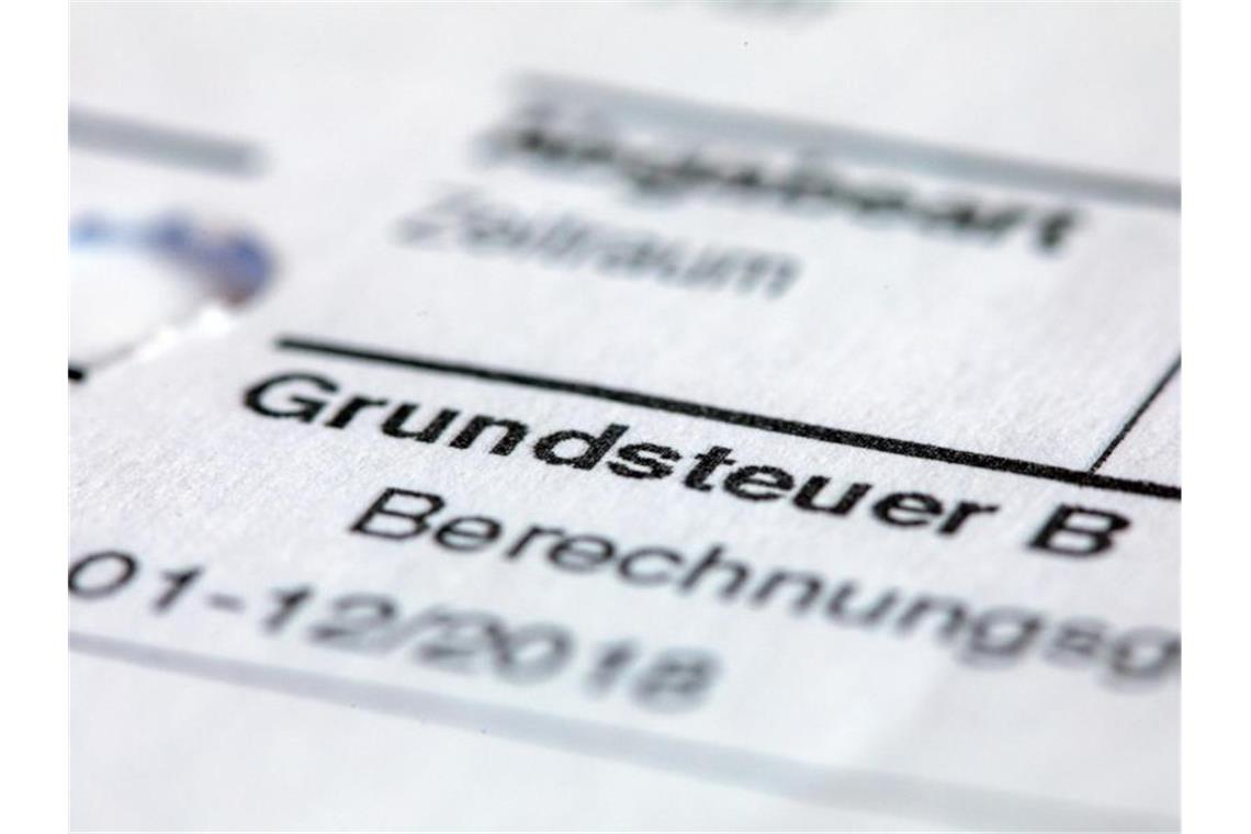 Ein Abgabenbescheid für die Entrichtung der Grundsteuer. Foto: Jens Büttner/zb/dpa