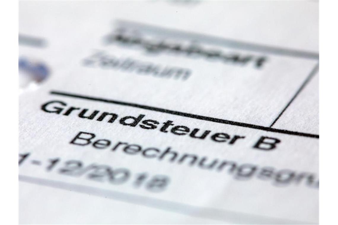 Ein Abgabenbescheid für die Entrichtung der Grundsteuer. Foto: Jens Büttner/zb/dpa/Symbolbild