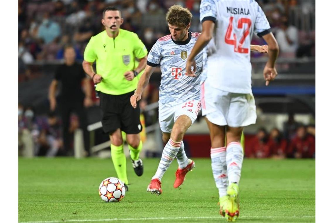 FC Bayern demütigt Barcelona erneut: Klarer Sieg im Camp Nou Ein abgefälschter Schuss von Thomas Müller führte zur Bayern-Führung. Foto: Sven Hoppe/dpa