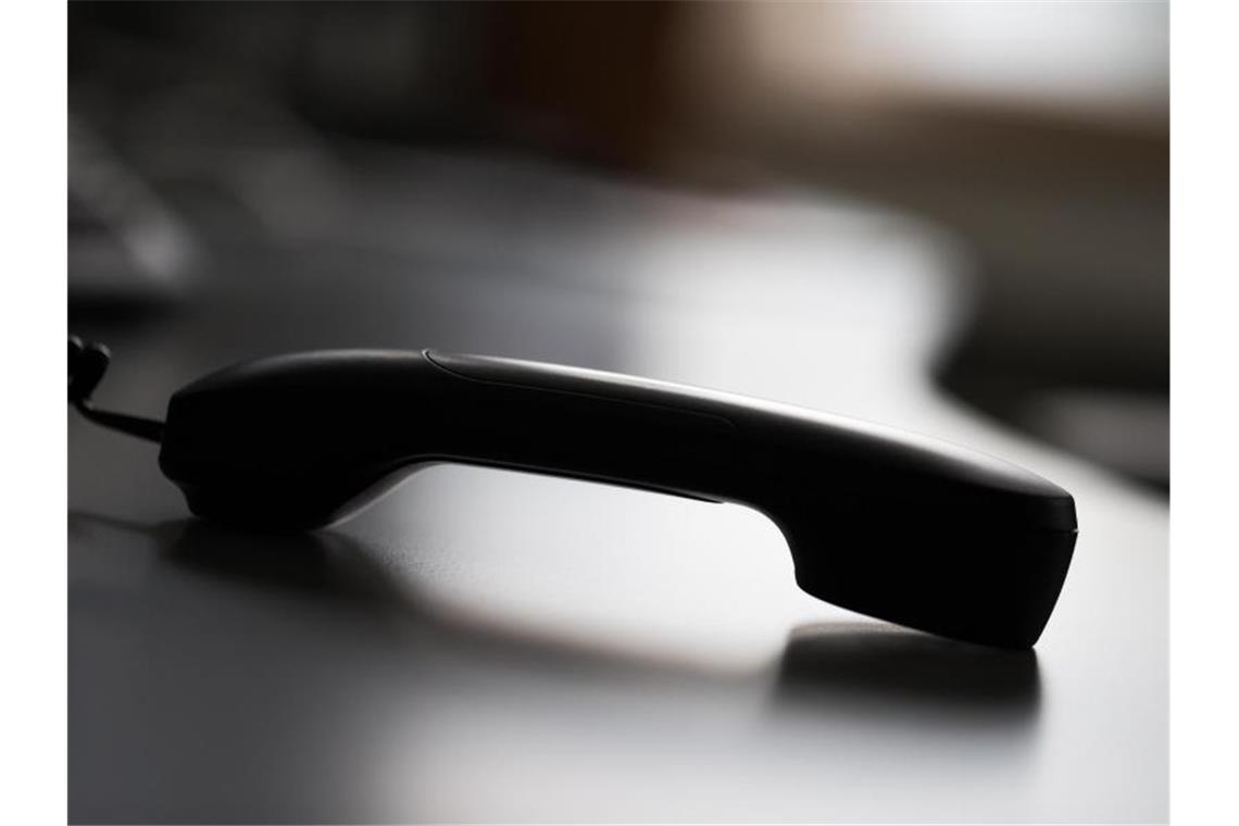 Ein abgelegter Telefonhörer. Foto: Rolf Vennenbernd/dpa/Illustration