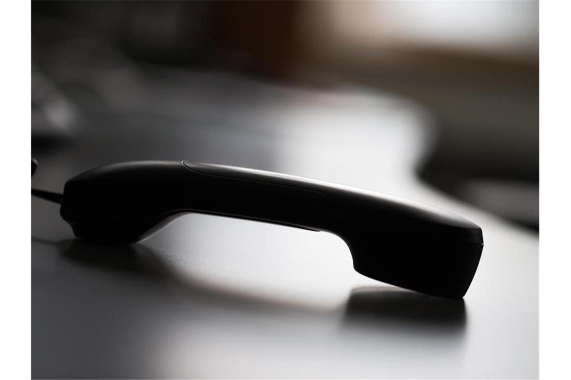 Ein abgelegter Telefonhörer. Foto: Rolf Vennenbernd/dpa/Illustration