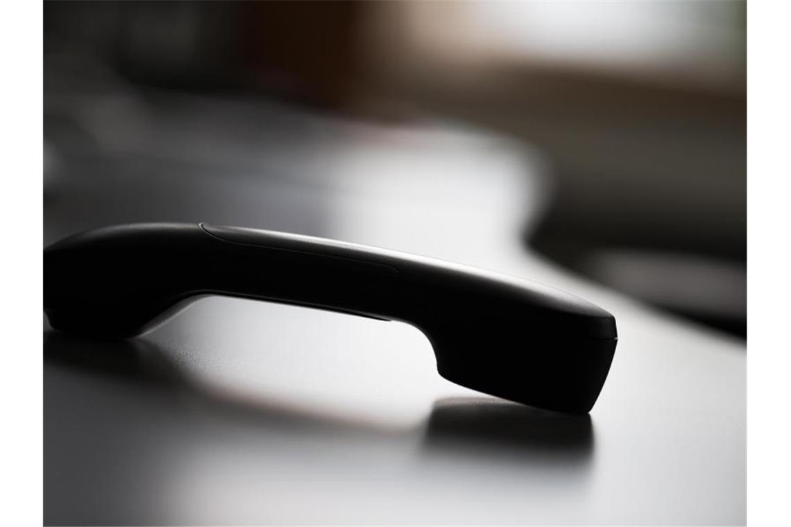 Ein abgelegter Telefonhörer. Foto: Rolf Vennenbernd/dpa/Illustration