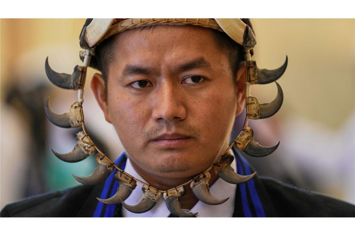 Ein Abgeordneter der Naga-Ethnie, der einen traditionellen Naga-Hut trägt, kommt zu einer Sitzung im Unterhaus des Parlaments in Naypyitaw, Myanmar.