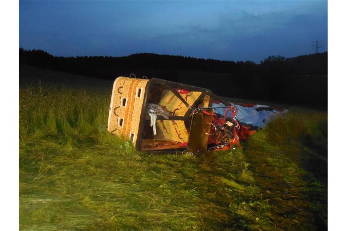 Mann nach Ballon-Absturz in Lebensgefahr Ein abgestürzter Heißluftballon liegt am Boden. Bei dem Absturz wurden elf Menschen verletzt. Foto: Feuerwehr Marsberg