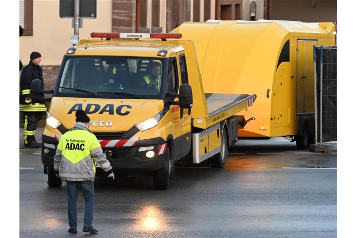 Ein Abschleppwagen bringt das Auto vom Tatort weg, an dem am Vortag ein Mann in einen Karnevalsumzug gerast war. Foto: Uwe Zucchi/dpa