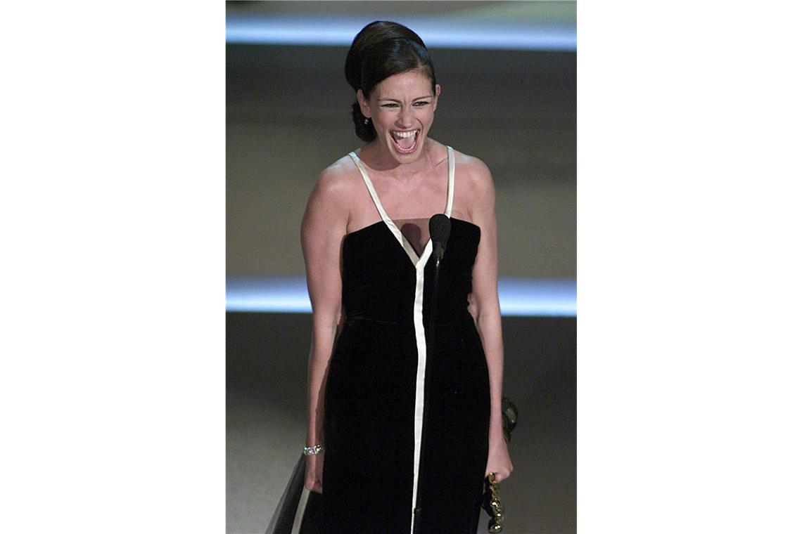 Die schönsten Oscar-Kleider aller Zeiten Ein absoluter Oscar-Klassiker: Die zeitlose Valentino-Robe brachte Julia Roberts 2001 Glück. Sie gewann den Oscar für die beste weibliche Hauptrolle.