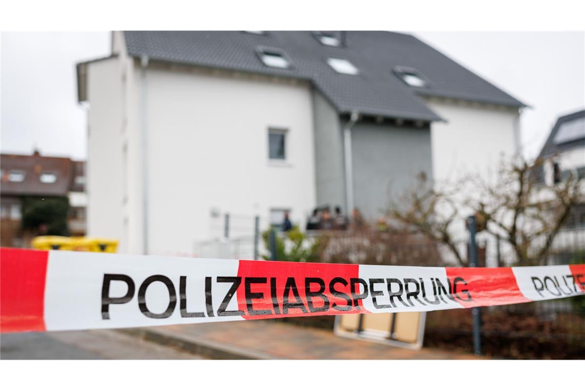 Anklage: Messerangriff in Wohngebiet war Auftragsmord Ein Absperrband der hängt im Umfeld eines Tatorts, an dem zuvor ein Mann niedergestochen wurde (Archivfoto).