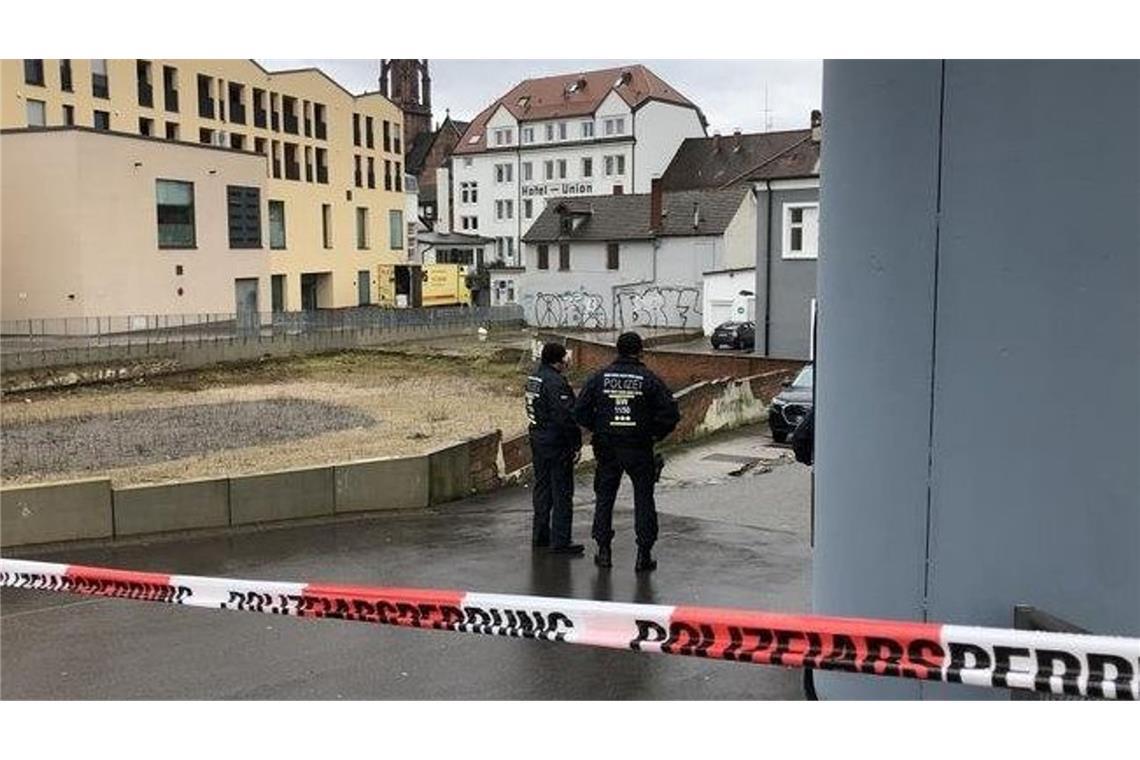 Nach Mord an schwangerer Psychotherapeutin: Lebenslange Freiheitsstrafe Ein Absperrband der Polizei am Tatort in Offenburg. (Archivbild)