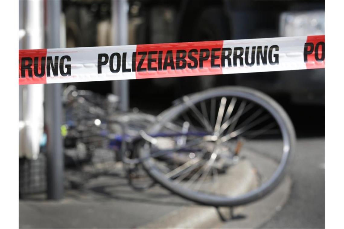 Ein Absperrband der Polizei an einem Unfallort. Foto: Martin Gerten