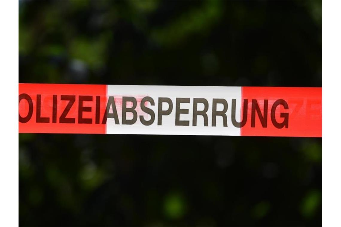 Toter Mann auf Parkplatz gibt Polizei Rätsel auf Ein Absperrband der Polizei. Foto: Hendrik Schmidt/dpa-Zentralbild/dpa/Symbolbild