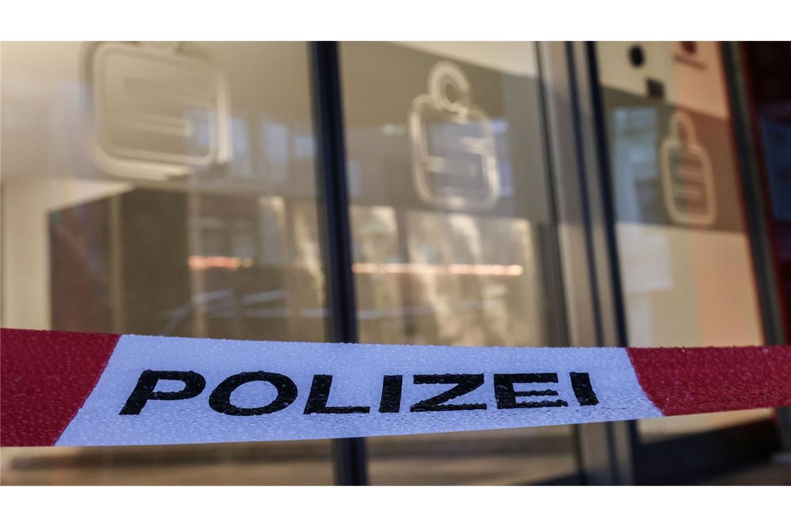 Ein Absperrband der Polizei hängt vor der Filiale der Sparkasse, deren Schließfächer ausgeräumt wurden