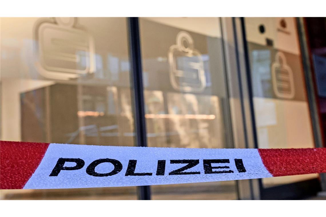 Ein Absperrband der Polizei hängt vor der Filiale der Sparkasse Gelsenkirchen im Stadtteil Buer (Archivfoto).