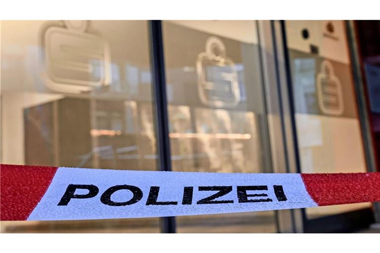 Ein Absperrband der Polizei hängt vor der Filiale der Sparkasse Gelsenkirchen im Stadtteil Buer (Archivfoto).