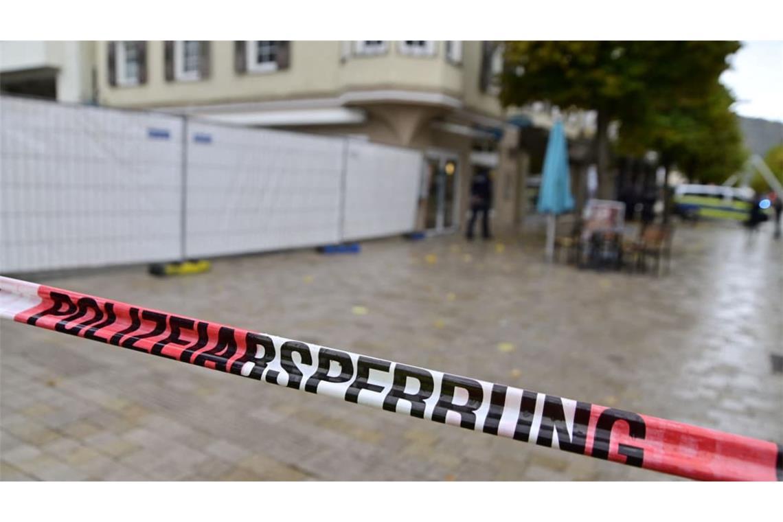 Ein Absperrband der Polizei markiert den abgesperrten Bereich zu einem Schusswechsel in einer Fußgängerzone nahe dem Rathaus.