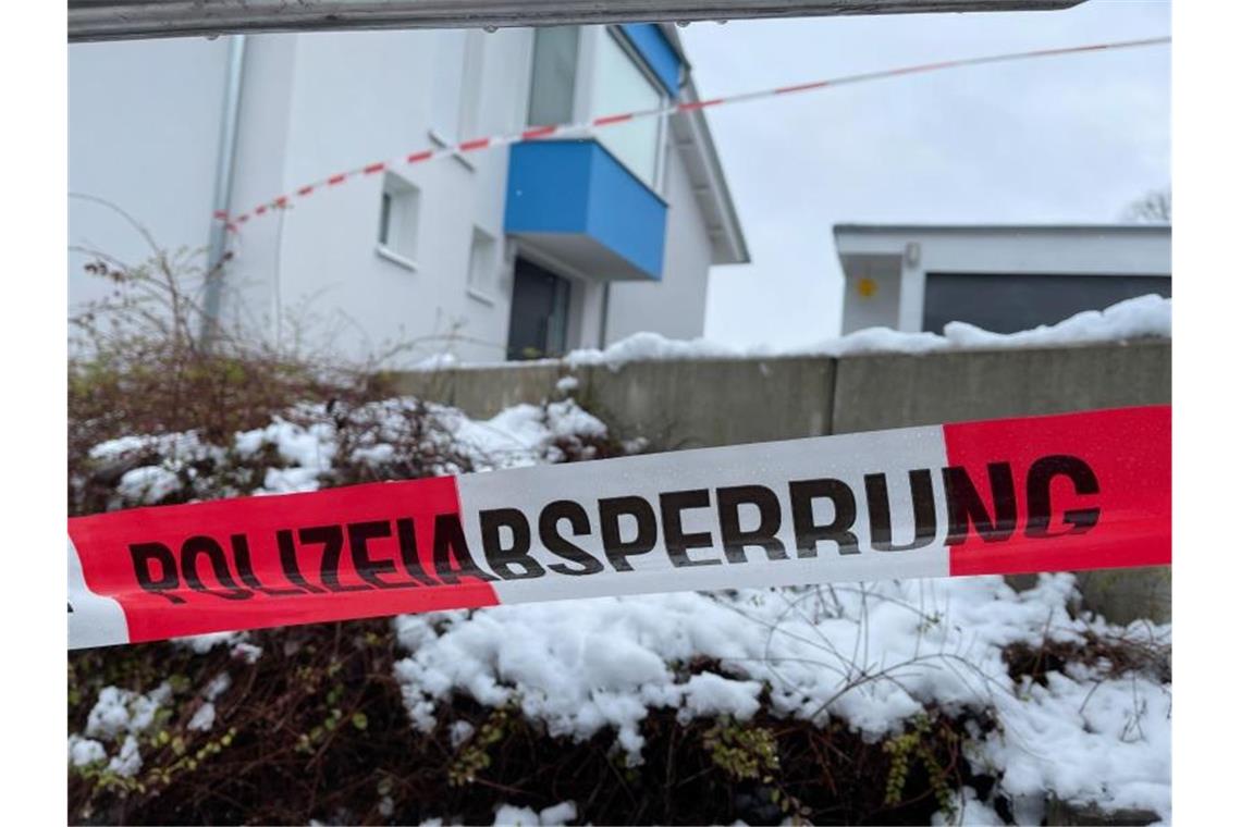 Ein Absperrband der Polizei vor dem Einfamilienhaus in Mistelbach. Foto: News5 / Fricke/NEWS5/dpa-mag