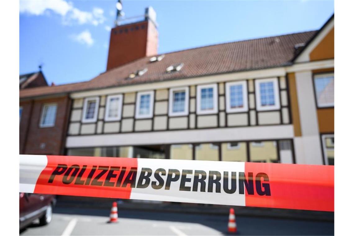 Ein Absperrband der Polizei vor einem Haus in Wittingen. Hier wurden zwei der Leichen gefunden. Foto: Christophe Gateau