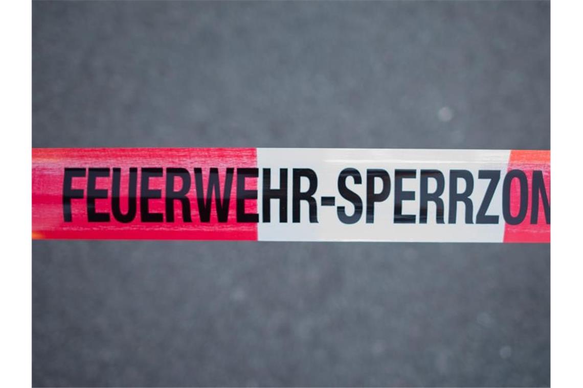 Ein Absperrband mit der Aufschrift "Feuerwehr-Sperrzone" ist gespannt. Foto: Daniel Bockwoldt/Archivbild