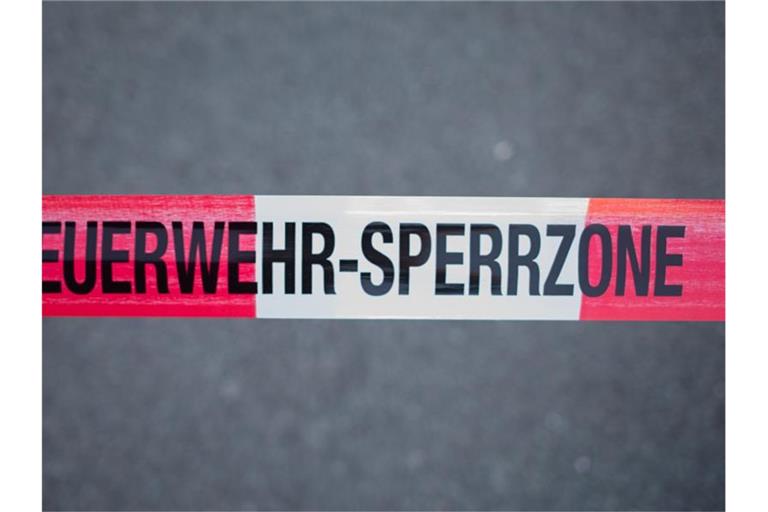 Ein Absperrband mit der Aufschrift "Feuerwehr-Sperrzone" ist an einem Unfallort gespannt. Foto: Daniel Bockwoldt/Archivbild