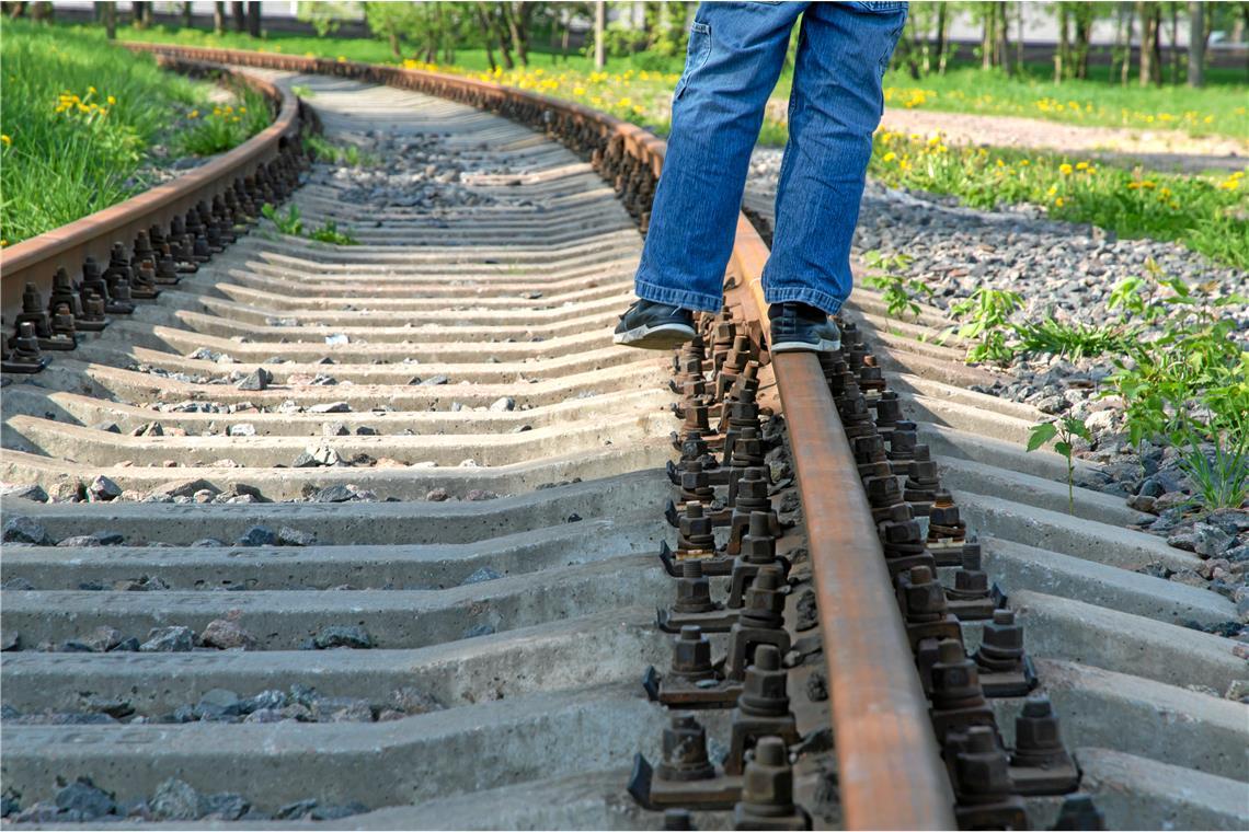 Ein Abstecher auf die Gleise ist als Fußgänger nicht nur lebensgefährlich, sondern kann auch rechtliche Folgen haben. Symbolfoto: Adobe Stock/BUSLIQ