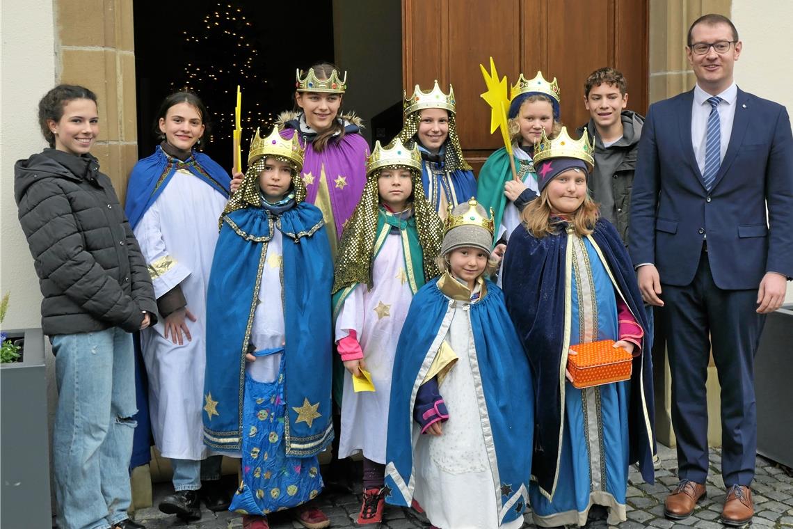 Sternsinger im Raum Backnang stärken Kinderrechte Ein Abstecher ins Backnanger Rathaus mit einem Besuch bei Oberbürgermeister Maximilian Friedrich gehörte zum Pensum, das die Sternsinger von St. Johannes absolvierten.