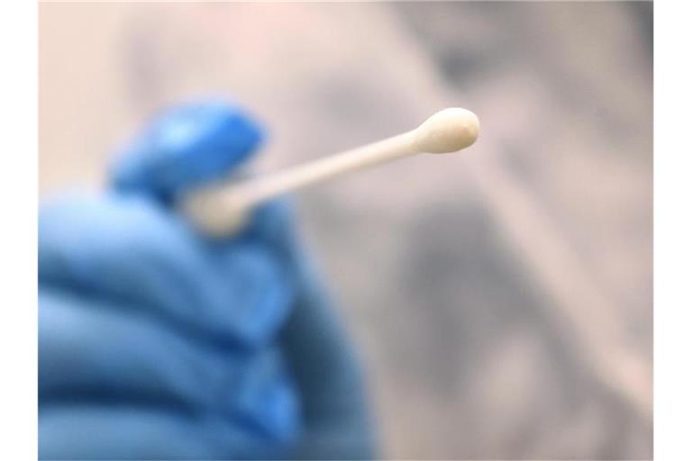 Ein Abstrich für einen Coronatest. In Deutschland sind knapp 4.000 Menschen trotz vollem Impfschutz erkrankt. Foto: Karl-Josef Hildenbrand/dpa/Archivbild