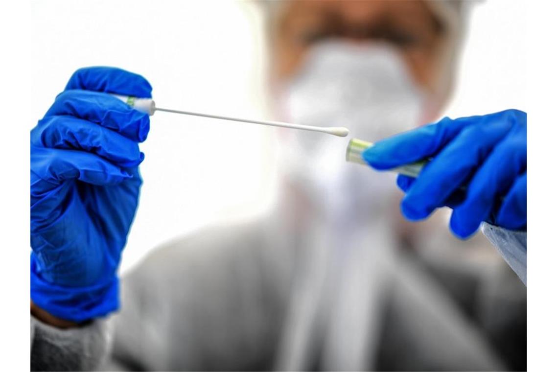 Im Südwesten sind 199 Menschen neu mit Coronavirus infiziert Ein Abstrichstäbchen wird in einer ambulanten Corona-Test-Einrichtung gehalten. Foto: Britta Pedersen/dpa-Zentralbild/dpa/Symbolbild