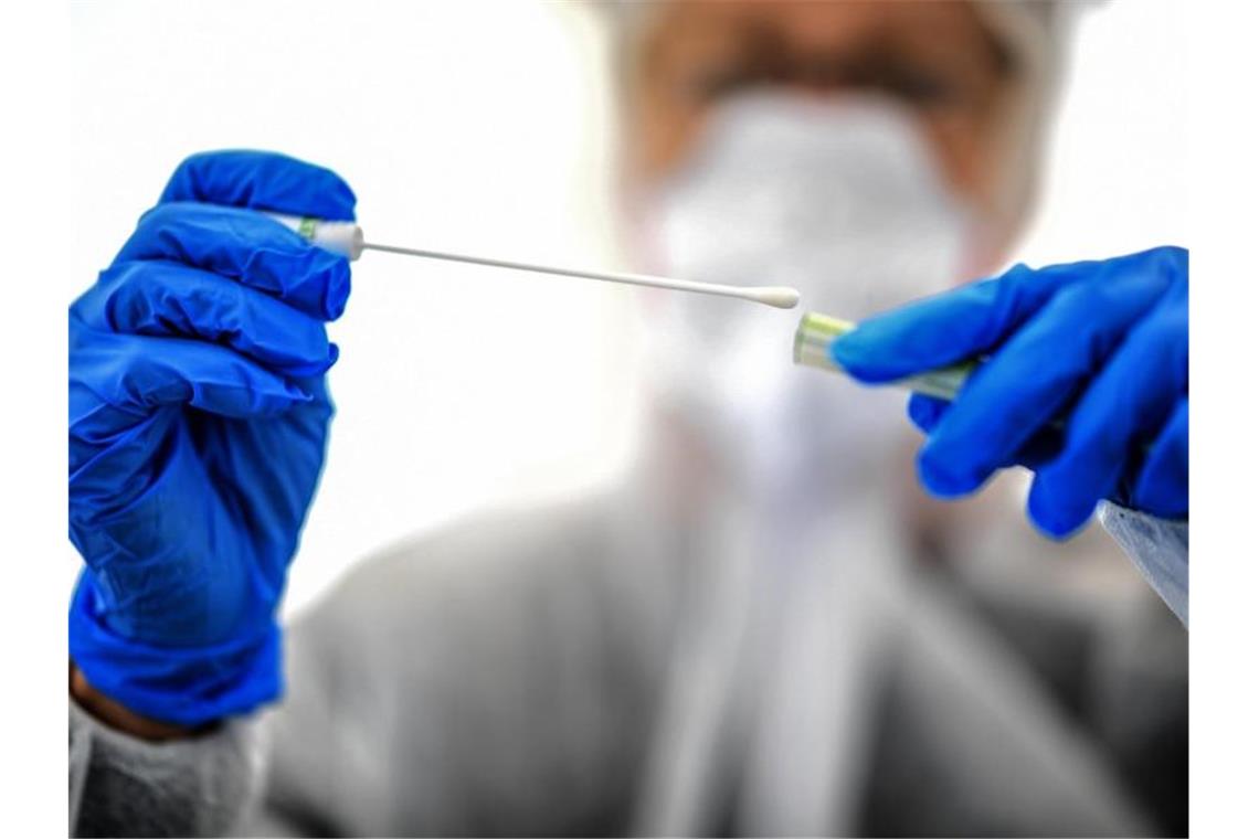 Baden-Baden liegt unter 35er-Inzidenz Ein Abstrichstäbchen wird in einer ambulanten Corona-Test-Einrichtung gehalten. Foto: Britta Pedersen/dpa-Zentralbild/dpa/Symbolbild