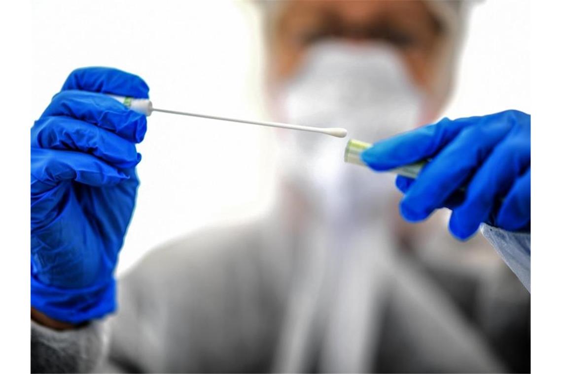Anstieg der Sieben-Tage-Inzidenz hält weiter an Ein Abstrichstäbchen wird in einer ambulanten Corona-Test-Einrichtung gehalten. Foto: Britta Pedersen/dpa-Zentralbild/dpa/Symbolbild