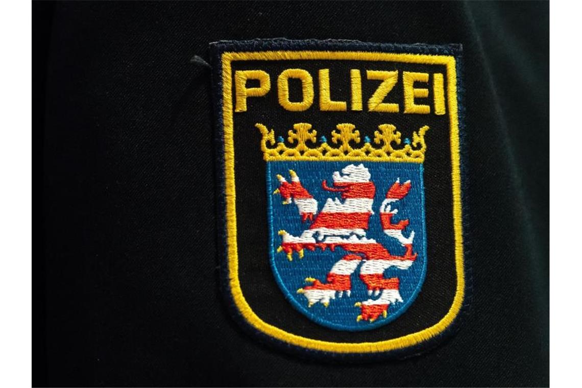 Ein Abzeichen der hessischen Polizei auf einer Uniform. Foto: Silas Stein/dpa